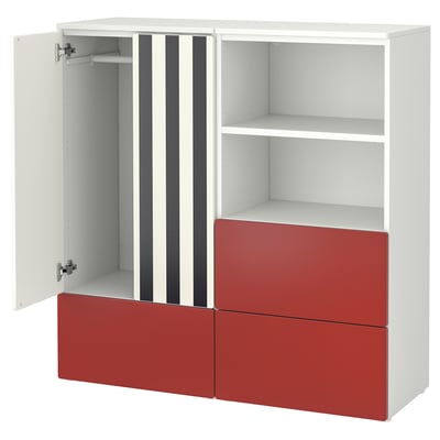 Cette image montre une armoire pour enfants SMÅSTAD avec des tiroirs rouges et des étagères ouvertes. Le meuble de rangement blanc et rouge a des coins arrondis et des hauteurs réglables.