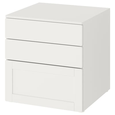 Commode blanche, carrée, à trois tiroirs. Design moderne et minimaliste d’ikea pour les enfants.