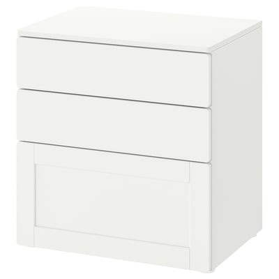 Cette image montre une commode SMÅSTAD blanche avec trois tiroirs conçue pour les enfants, offrant un rangement compact dans un petit espace.