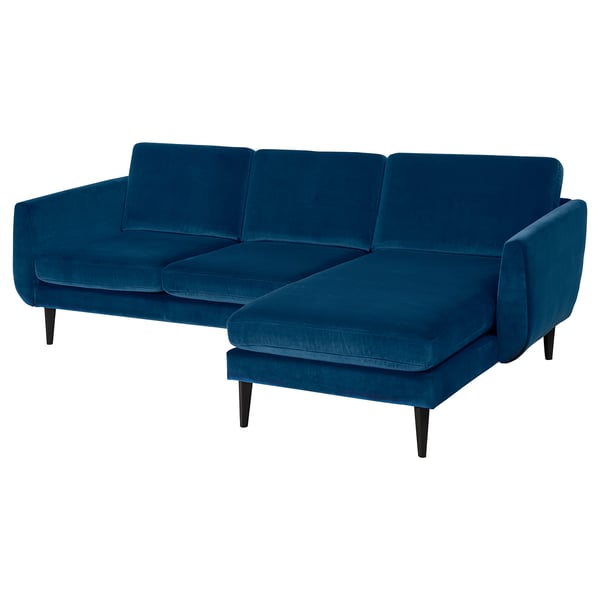 Canapé sectionnel en velours bleu foncé aux lignes épurées, dossier incliné et chaise longue attachée. Facile à nettoyer avec des pieds hauts.