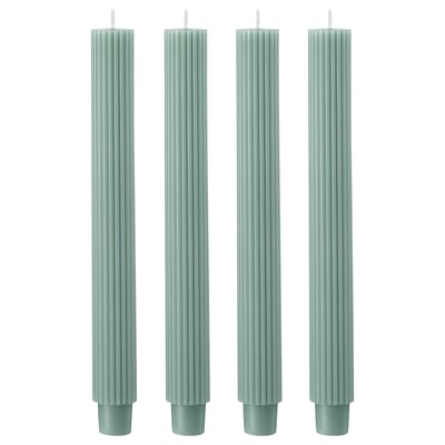 Quatre bougies cannelées vertes d’affilée.