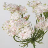 Bouquet de fleurs artificielles, blanc doux, centre vert délicat, texture réaliste, disposé pour une vue claire.