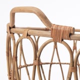 Panier fabriqué à la main avec un tissage en rotin complexe et une poignée robuste, mettant en valeur l’artisanat raffiné et les détails naturels.