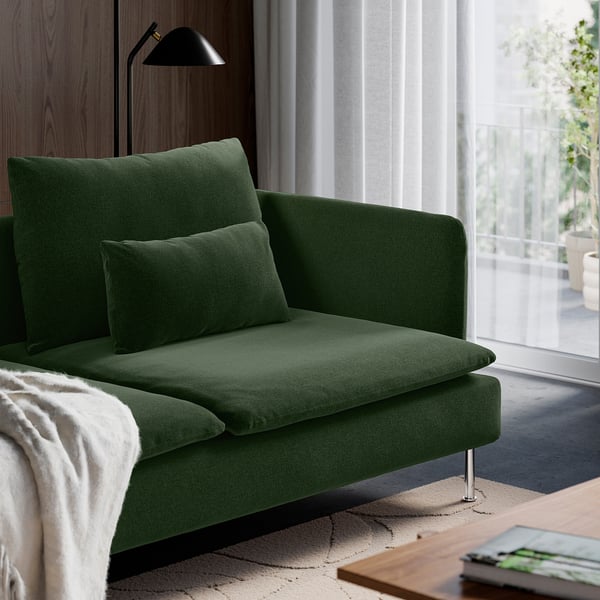 Petit canapé SÖDERHAMN vert foncé avec coussins, placé près d’une fenêtre offrant un coin salon confortable et confortable.