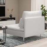 Chaise longue SÖDERHAMN blanche dans le salon avec télévision, plantes et fleurs séchées.