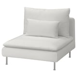 Un fauteuil blanc moderne SÖDERHAMN avec des pieds chromés élégants.