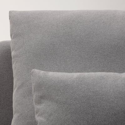 Gros plan d’un coussin de canapé gris doux de haute qualité avec une texture de tissu en polyester recyclé.
