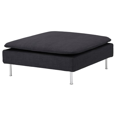 Pouf carré noir avec dessus incliné, quatre pieds en métal, recouvert de tissu.