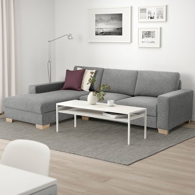 Canapé SÖRVALLEN gris moderne, minimaliste. Centré avec une table basse, un tapis et des œuvres d’art murales. Tissu rembourré.