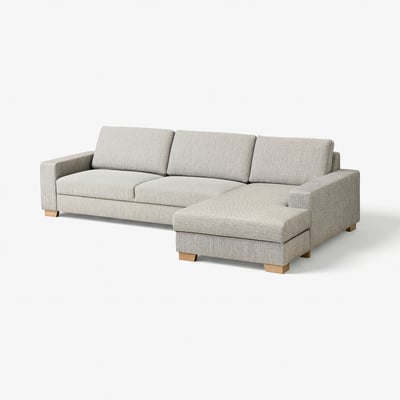 Un canapé moderne en forme de L gris clair avec un design minimaliste, des pieds en chêne et des coussins moelleux.