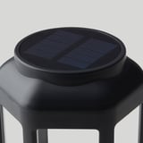 Lampe solaire noire élégante, dotée d’un grand panneau solaire circulaire au sommet d’une base robuste. Design moderne, idéal pour un éclairage extérieur respectueux de l’environnement.