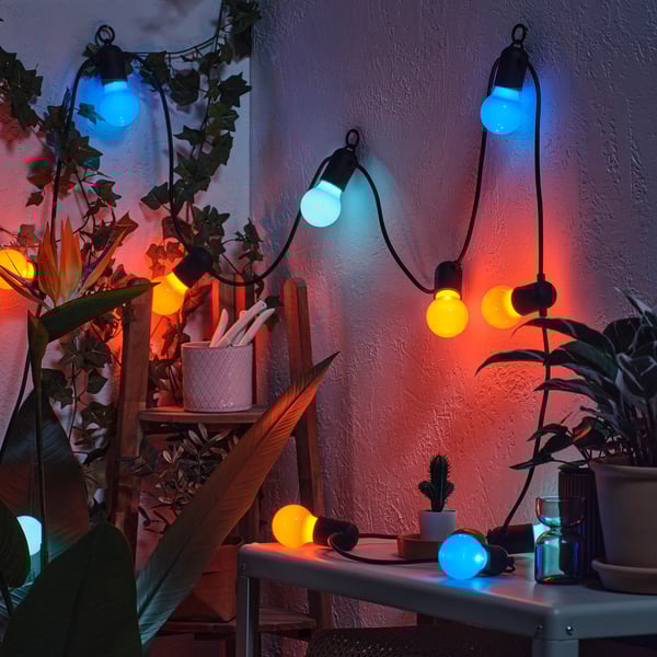 Guirlandes lumineuses de balcon avec ampoules bleues et jaunes, classées ip44 pour une utilisation en extérieur.