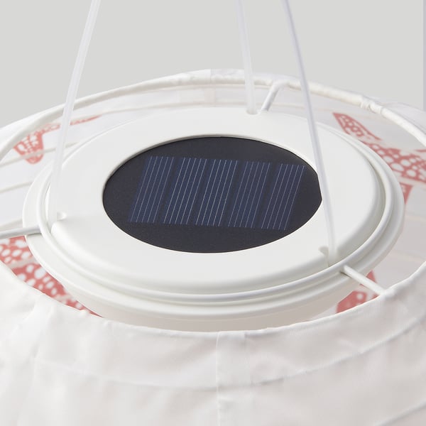 Lampe circulaire à énergie solaire avec un cadre blanc solide et un panneau solaire sombre, parfaitement intégrée dans un abat-jour écologique.