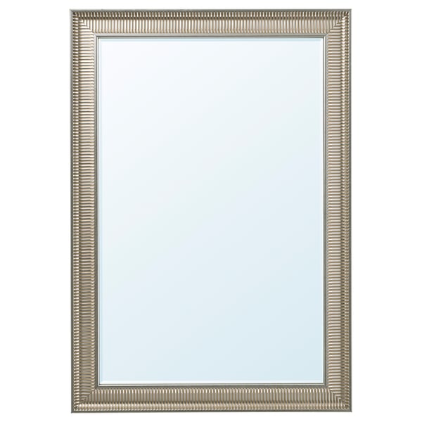 Un miroir vertical nommé SONGE avec un cadre argenté, doté d’un design orné et texturé.