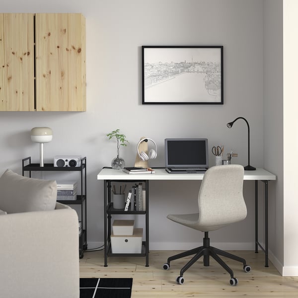 Bureau à domicile minimaliste avec rangement SPÄND, livres, haut-parleur, ordinateur portable, moniteur, lampe et décoration de carte.