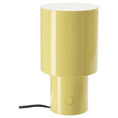 Lampe SPETSBOJ jaune avec abat-jour en métal et lumière douce.