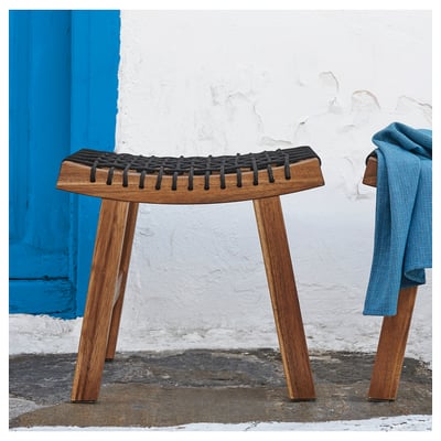 Tabouret STACKHOLMEN : bois brun clair, assise en corde noire, quatre pieds.