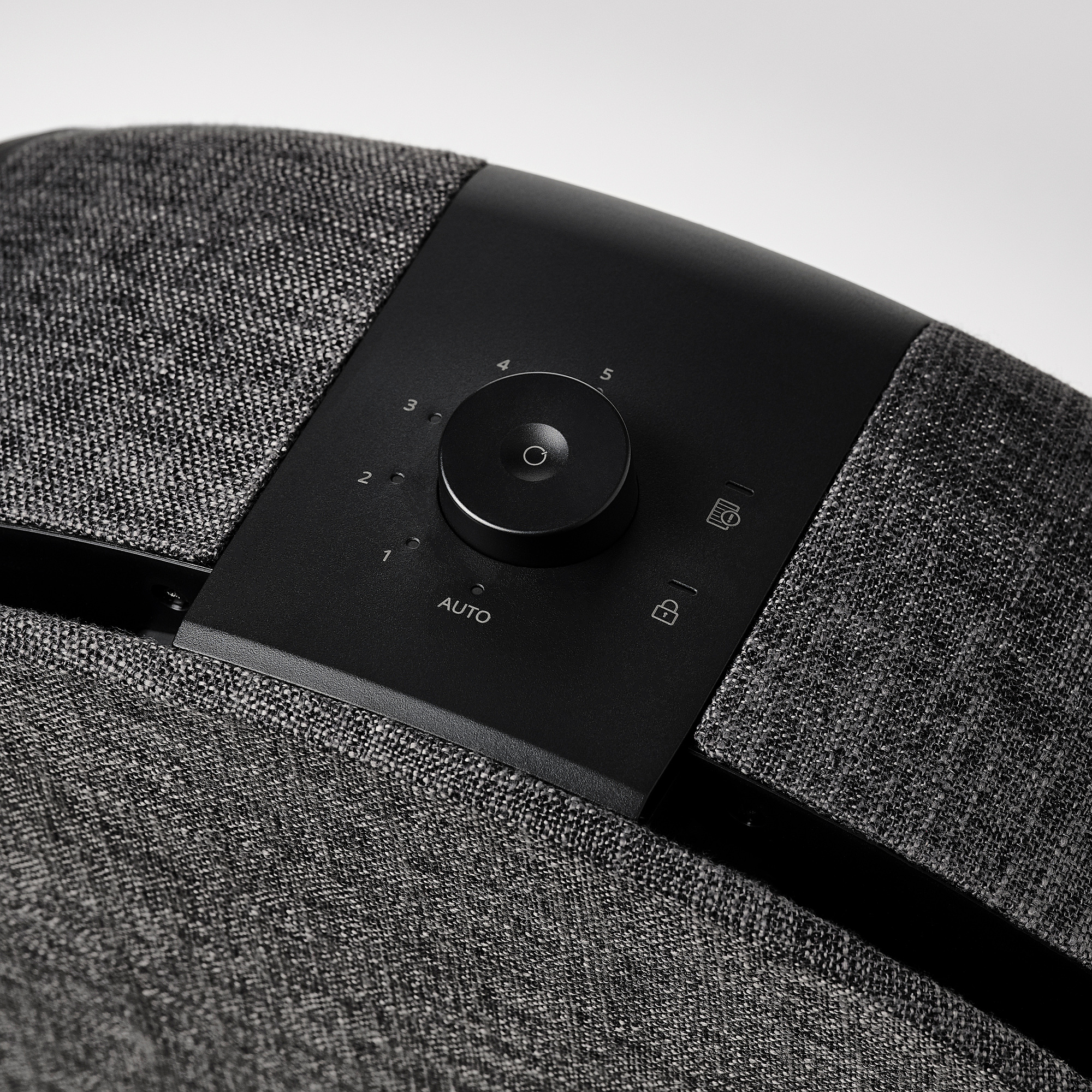 Panneau de commande du purificateur d’air noir.
