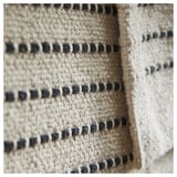 Tapis Starrekline, blanc cassé et noir, coton tissé à plat, rectangulaire, motif rayé.