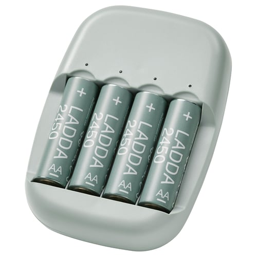 Lot de 4 piles rechargeables grises dans un chargeur en silicone vert.