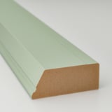 Une garniture en bois peint, vert menthe clair, finition lisse, vue légèrement inclinée.