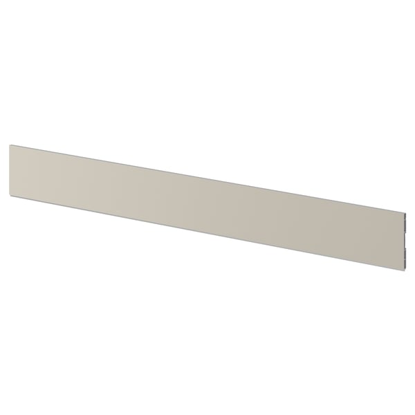 Un socle de cuisine beige nommé STENSUND, fait de feuille de plastique et de polypropylène, conçu pour couvrir l’espace entre les armoires et le sol.