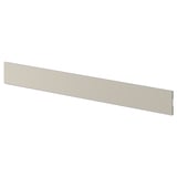 Un socle de cuisine beige nommé STENSUND, fait de feuille de plastique et de polypropylène, conçu pour couvrir l’espace entre les armoires et le sol.