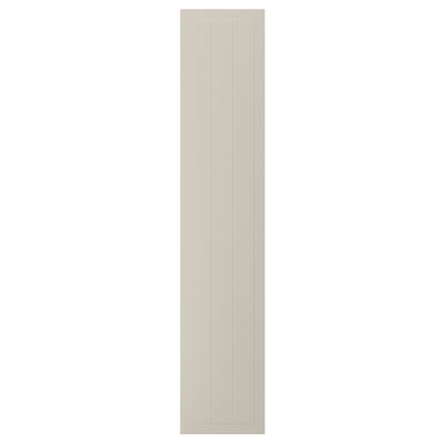 Une porte d’armoire STENSUND beige avec des panneaux rainurés de forme rectangulaire.