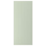 Une porte d’armoire STENSUND verte avec des rainures verticales. Il est rectangulaire et fabriqué en panneaux de fibres avec une finition laquée.