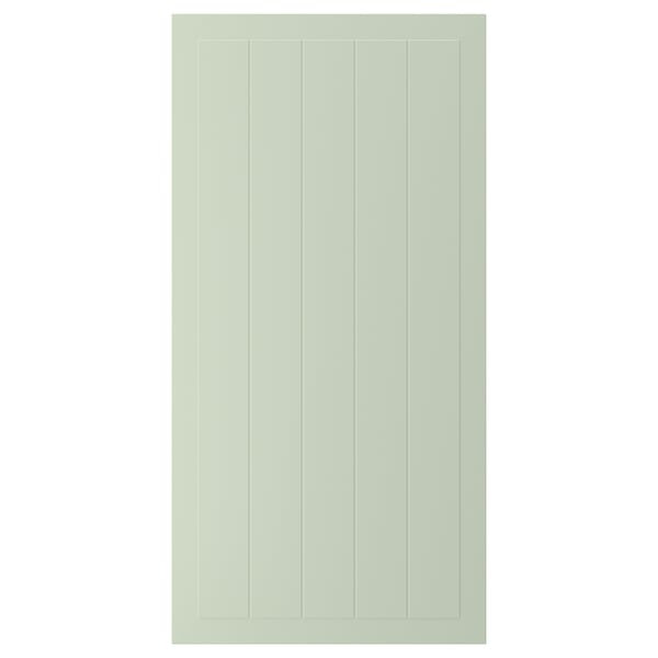 Une porte d’armoire STENSUND verte avec des rainures verticales, fabriquée en panneaux de fibres et peinte avec des finitions en polyuréthane et acrylique.