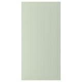 Une porte d’armoire STENSUND verte avec des rainures verticales, fabriquée en panneaux de fibres et peinte avec des finitions en polyuréthane et acrylique.