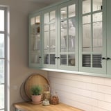 Armoire en verre STENSUND avec vaisselle et décoration
