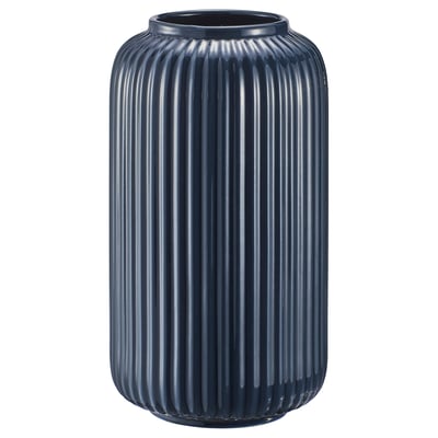 Un vase STILREN cylindrique bleu avec des nervures verticales, en grès avec une glaçure colorée.