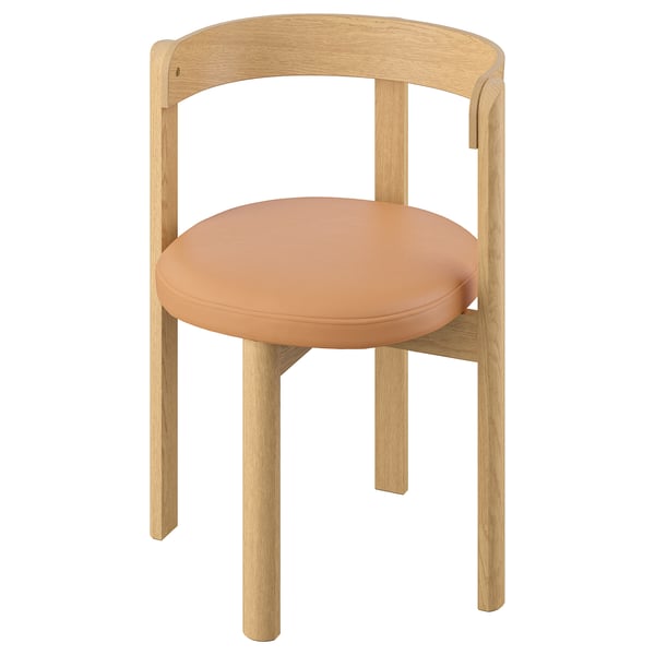 La chaise STOCKHOLM 2025, en chêne clair avec une assise en cuir orange, présente un design scandinave moderne.