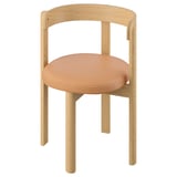 La chaise STOCKHOLM 2025, en chêne clair avec une assise en cuir orange, présente un design scandinave moderne.