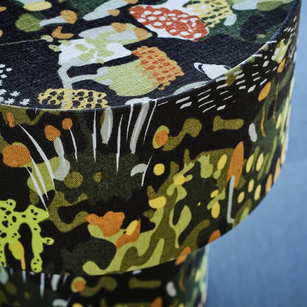 Lampe de table vibrante avec un tissu en lin complexe, mettant en valeur un motif forestier détaillé, dégageant une qualité et un savoir-faire élevés.