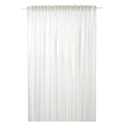 Un rideau transparent blanc stockholm 25 en mélange de coton et de lin, doté d’un ruban de tête pour un plissage facile.