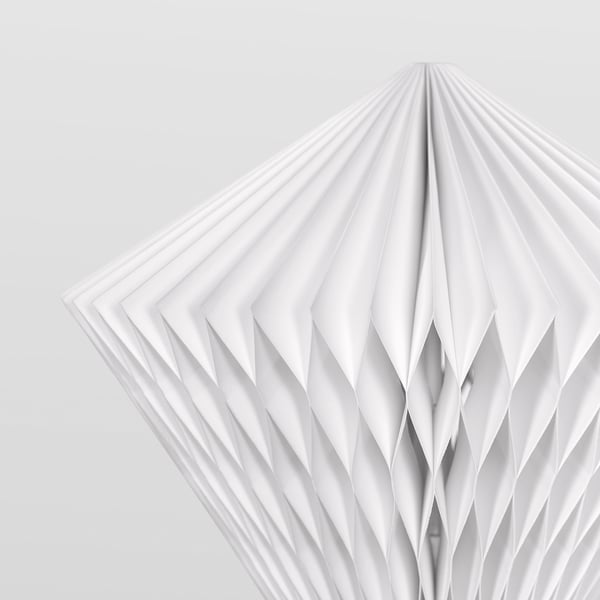 Lampe plissée complexe avec une douce lueur.
