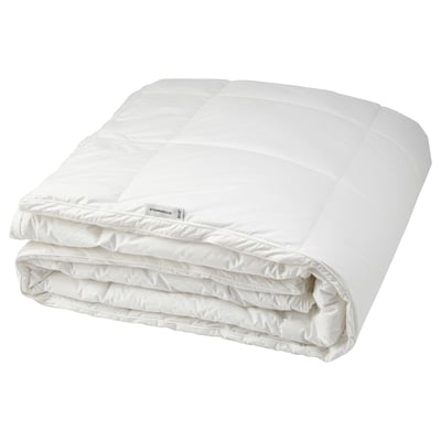Couette STRANDMOLKE blanche pliée, coton doux, carrés matelassés.