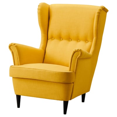 Fauteuil à oreilles STRANDMON jaune vif, tissu rembourré avec pieds noirs, dossier haut et design capitonné.