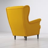 Fauteuil à oreilles jaune vif avec un dossier et des accoudoirs hauts, doté de quatre pieds noirs et d’un design confortable et confortable pour la détente.