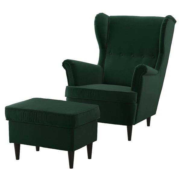 Ensemble chaise à oreilles et pouf en velours vert émeraude. Dos haut, bras roulés, jambes en bois foncé.