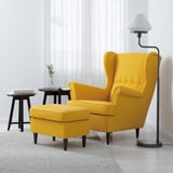 Chaise et repose-pieds STRANDMON jaunes près de la fenêtre. Confort moderne, design recyclé.