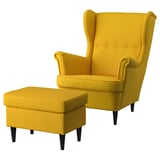 Fauteuil à oreilles STRANDMON jaune vif et pouf assorti, doté de coussins moelleux et de pieds en bois élégants.