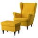 Fauteuil à oreilles STRANDMON jaune vif et pouf assorti, doté de coussins moelleux et de pieds en bois élégants.