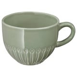 Cette image montre une tasse STRIMMIG verte. Fabriqué en grès, il a un corps lisse avec des motifs de fleurs en relief. Il est rond avec une poignée à droite.