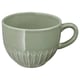 Cette image montre une tasse STRIMMIG verte. Fabriqué en grès, il a un corps lisse avec des motifs de fleurs en relief. Il est rond avec une poignée à droite.
