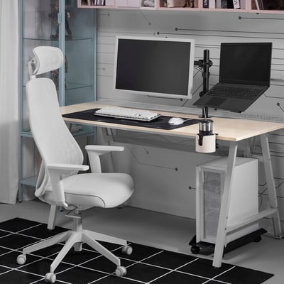 Configuration moderne de bureau blanc avec bras d’écran STUBBERGET, ordinateur portable, chaise et bureau. Design épuré et minimaliste, adapté aux espaces compacts.