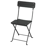 Une chaise pliante SUNDSÖ noire. Il est fait d’acier et de plastique, conçu pour les petits espaces. Son look épuré et simple le rend à la fois pratique et élégant.