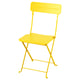 Chaise pliable jaune vif, cadre en acier, assise et dossier plats, parfaite pour les petits espaces.